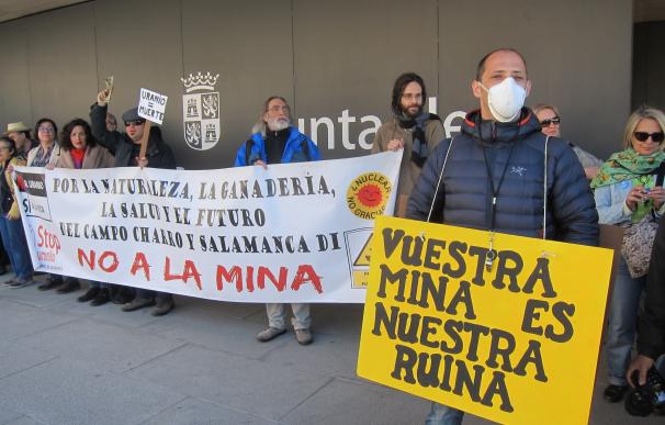 Más de un centenar de personas piden a la Junta que paralice los permisos a la mina de Retortillo