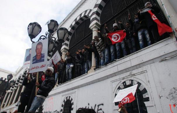 Miles de manifestantes desafían el toque de queda ante el Palacio de Gobierno