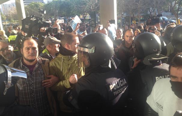 Tensión entre urbanos y activistas ante la Ciudad de la Justicia por el juicio a Garganté