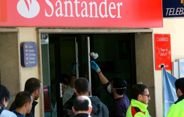 Un hombre se lleva 20.000 euros en atraco a banco de Miño al que entró por un butrón