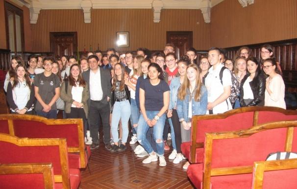 Estudiantes franceses de intercambio con alumnado del IES Virgen del Carmen de Jaén visitan la Diputación