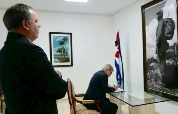El ministro de Exteriores firma en el libro de condolencias por Fidel Castro instalado en la Embajada de Cuba