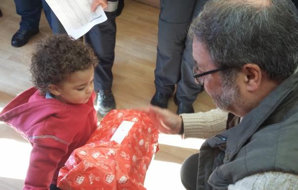 Los 63 niños que viven en los centros de acogida de Valdelatas y San Roque reciben 200 juguetes por Navidad