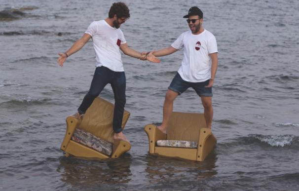 Dos jóvenes andaluces lanzan una marca de eco-camisetas y se solidarizan con la ayuda humanitaria