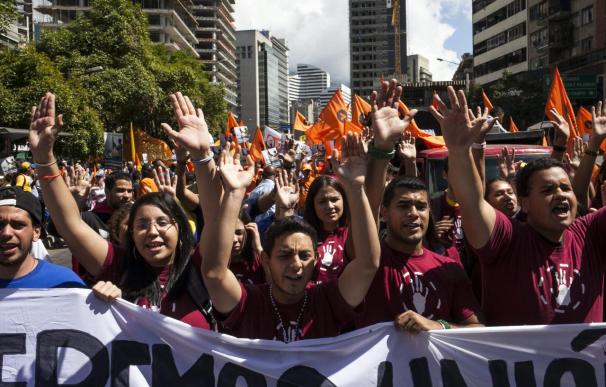 Caracas acoge marcha de "ollas vacías" y Maduro organiza gran mercado popular