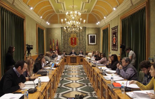 El pleno de Cuenca pide la autorización del Juzgado para retirar los símbolos franquistas de la Catedral