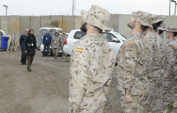 Cospedal visita por Navidad a las tropas que ayudan en la lucha contra el yihadismo en África