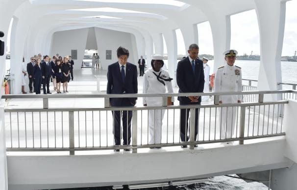 barack Obama y el primer ministro japonés Shinzo Abe homenajean a las víctimas de Pearl Harbor