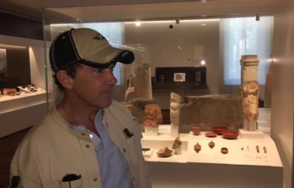 El actor malagueño Antonio Banderas visita el Museo de Málaga e invita a conocer su colección