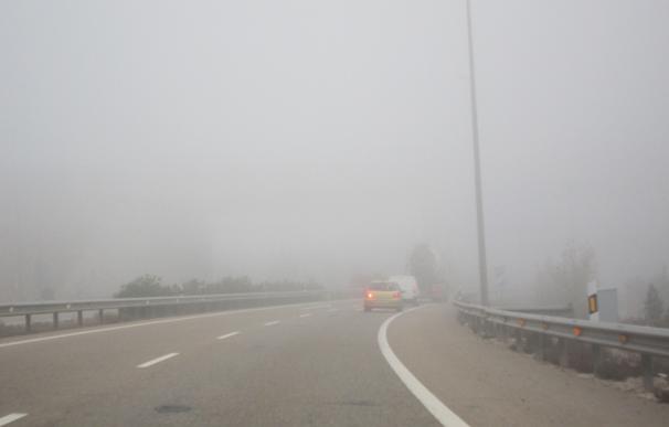 La niebla afecta a cerca de una veintena de tramos de carreteras de la Comunidad