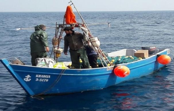 Trasladan a cuatro personas rescatadas de una embarcación pesquera a la deriva a 15 millas de Tarifa