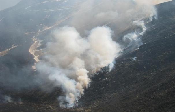 Activos ocho de los 22 incendios forestales "provocados" hoy en Cantabria