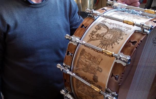 Lo que debe de tener un tambor para que suene bien, según el artesano hellinero Constante Jiménez