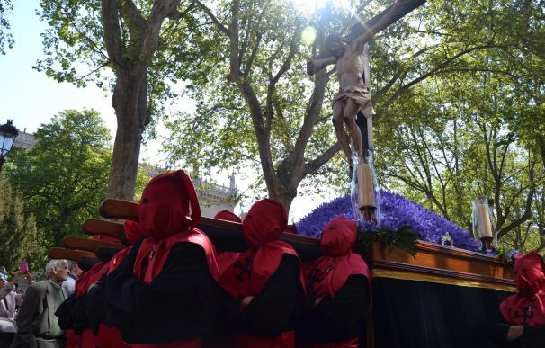 El 'Gaudeamus Igitur' recibe al 'Santísimo Cristo de la Luz' ante cientos de personas en Valladolid