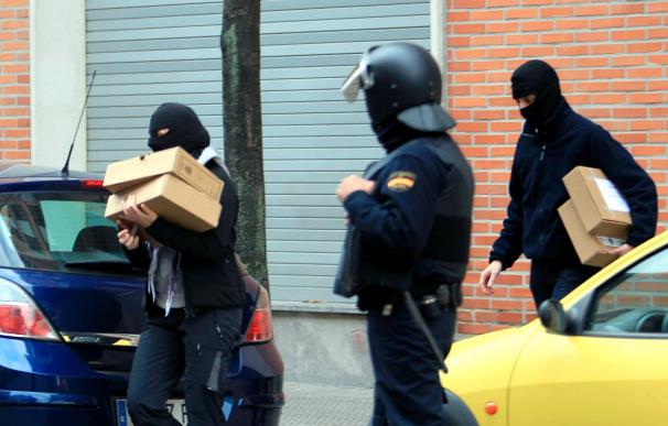 La Guardia Civil concluye el registro del piso de la detenida en Zarautz