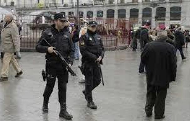 Policías patrullan en la Puerta del Sol