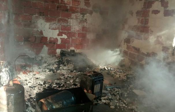 Los bomberos hallan tres bombonas, una sin válvula de seguridad, tras la explosión en Bédar