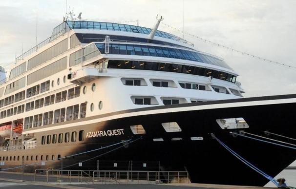 El crucero 'Azamara Quest' recala por primera vez en el muelle Sur con un millar de personas