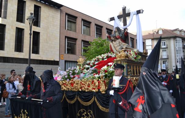 S.Santa- Cientos de personas arropan en Valladolid los pasos que protagonizan la Procesión de Penitencia y Caridad