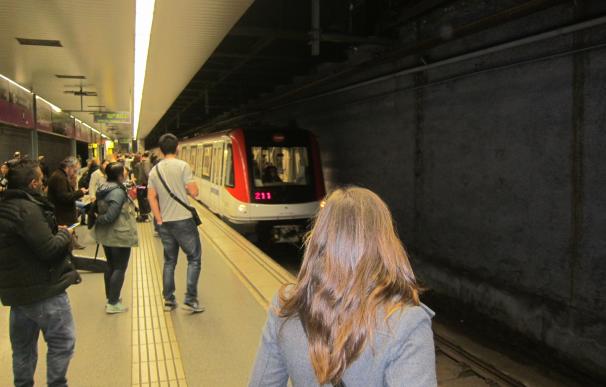 Dos mujeres denuncian a un hombre por increparlas en el Metro por ser lesbianas