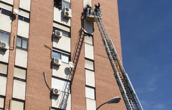 Hospitalizada en estado crítico una anciana intoxicada en el incendio de su vivienda en Madrid
