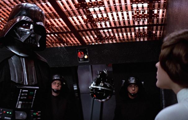 El actor que interpretó a Darth Vader, "extremadamente triste" por la muerte de Carrie Fisher, la princesa Leia