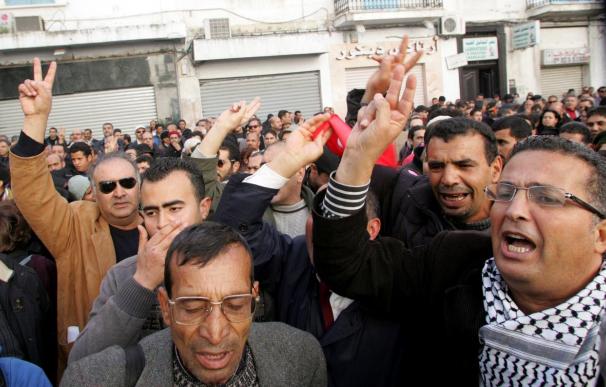 La protesta se extiende a la capital tunecina y se recrudece en otras zonas