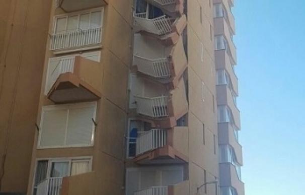 Varios balcones de un edificio de La Manga se derrumban