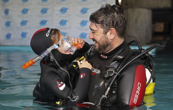 Antonio Orozco nada entre tiburones para apoyar a los niños enfermos