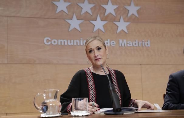 Cifuentes manda su apoyo a Teresa Rodríguez y critica un "comportamiento machista hacia un cargo público por ser mujer"
