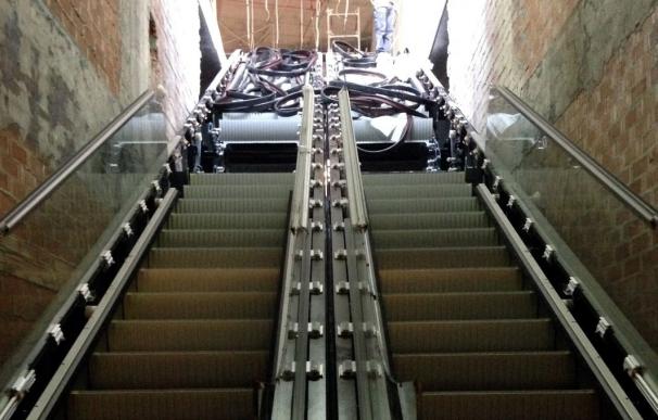 Junta instala escaleras mecánicas para conectar vestíbulos de estación de metro de El Perchel con la de trenes
