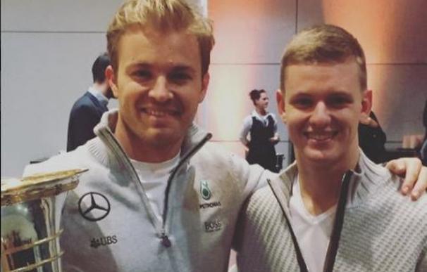 Mick Schumacher junto a Nico Rosberg