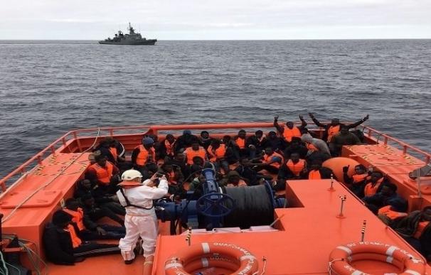 Llegan al puerto de Almería las 55 personas de la patera rescatada al sur de Alborán