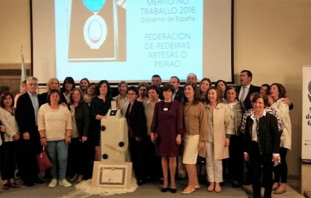 La Federación Galega de Redeiras 'O Peirao' cede al Museo do Pobo Galego su medalla de oro al mérito laboral