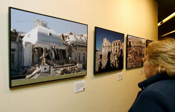 Impactantes fotos reviven en Madrid el drama del seísmo de Haití