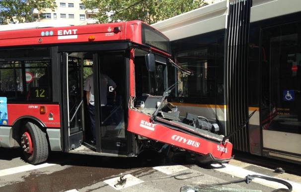 Un autobús de la EMT y tranvía colisionan sin provocar heridos