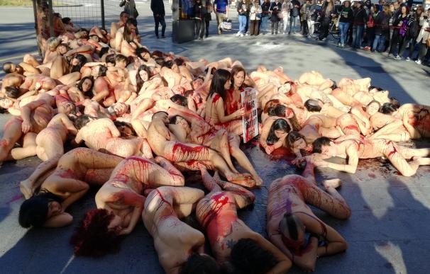 Cerca de 100 activistas se desnudan en Barcelona contra el uso de pieles de animales