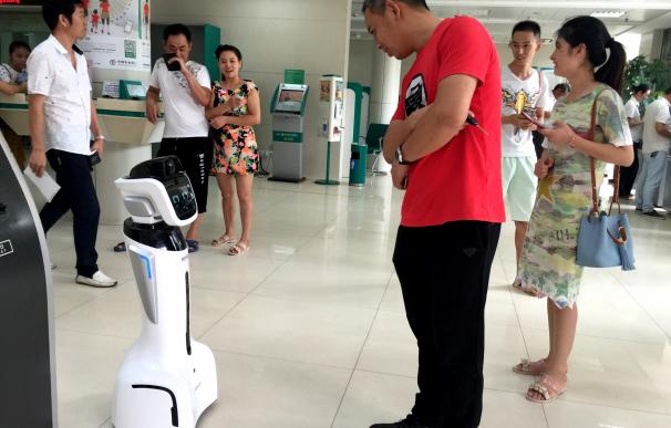 Un robot inteligente trabaja en el Banco de Agricultura de China. Getty Images