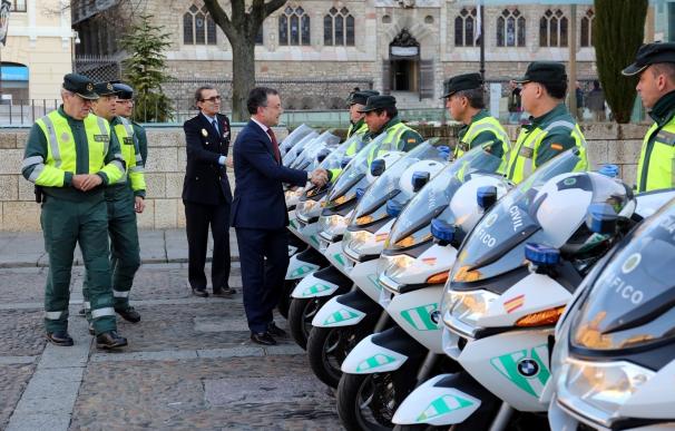 León recibe a 40 motoristas de la Guardia Civil que realizan prácticas por la zona
