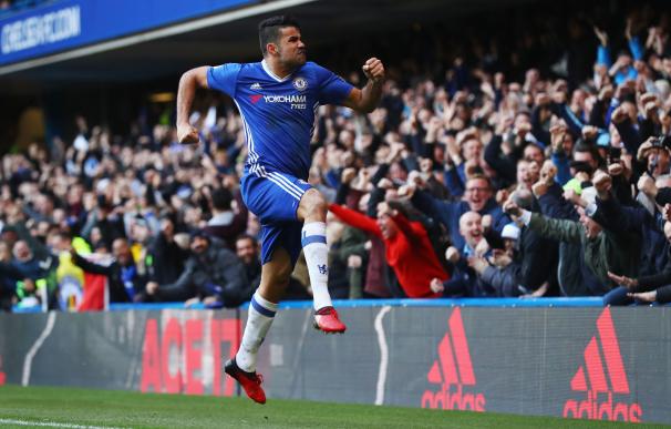 Diego Costa mantiene el liderato del Chelsea y Mkhitaryan da el triunfo al United