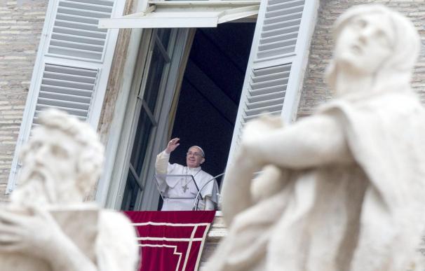 El papa Francisco, saluda en la plaza de San Pedro del Vaticano