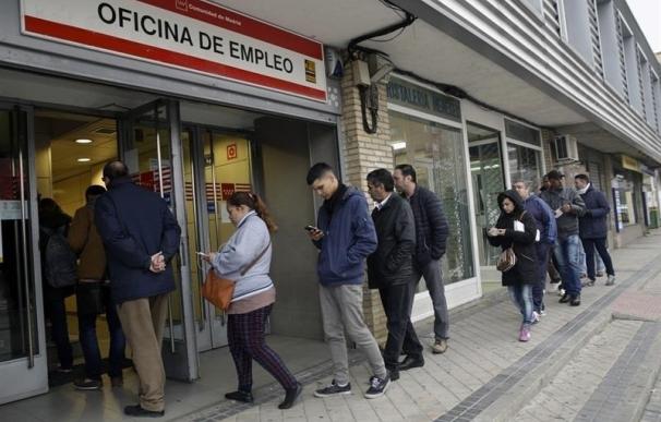 El Instituto de la Economía Mundial prevé que la tasa de paro española caiga al 17,4% este año