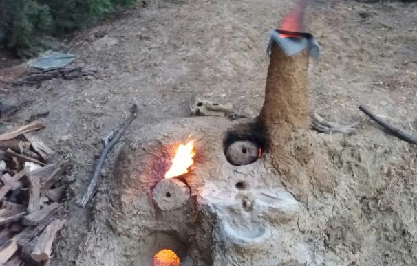 Un escultor recupera la fundición de hachas y espadas en hornos "prehistóricos" construidos sin tecnología