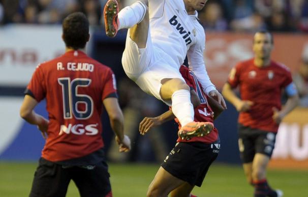 Cristiano Ronaldo trata de alcanzar el balón en posición acrobática
