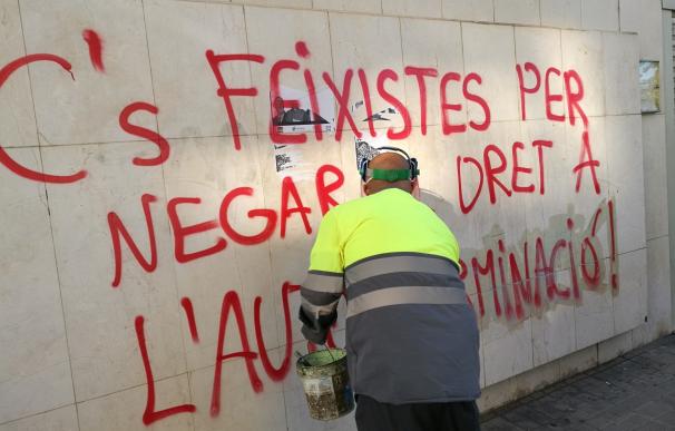 Cs denuncia en los Mossos una pintada en su sede de Lleida que tacha al partido de fascista