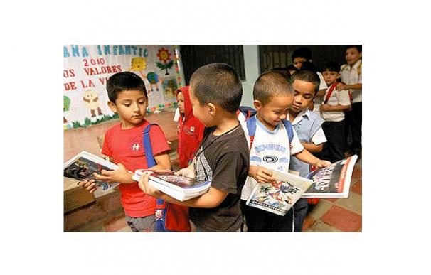 Los niños de las zonas rurales de Honduras van a la escuela con nuevo material