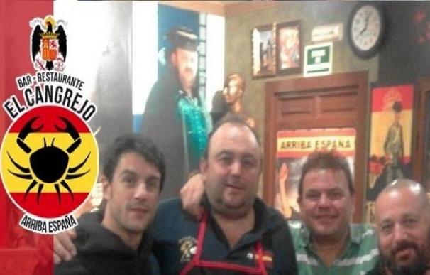 Pepón Nieto se disculpa por una fotografía junto a Alejo Sauras en un bar con banderas franquistas