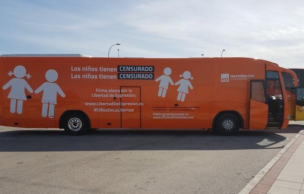 Una moción del Ayuntamiento declara 'non grato' en Logroño al autobús de 'Hazte oír'