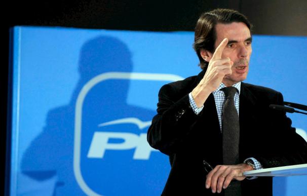 Aznar asegura que España está intervenida "de hecho" y ya se verá si "de derecho"