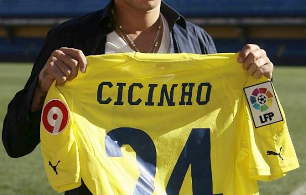 Cicinho reconoce que todo fue muy rápido y que le gustaría quedarse en el Villarreal